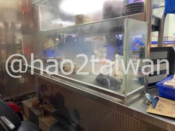 鴨董当帰鴨 和平店の調理場と湯気が立ち上るカウンターの様子