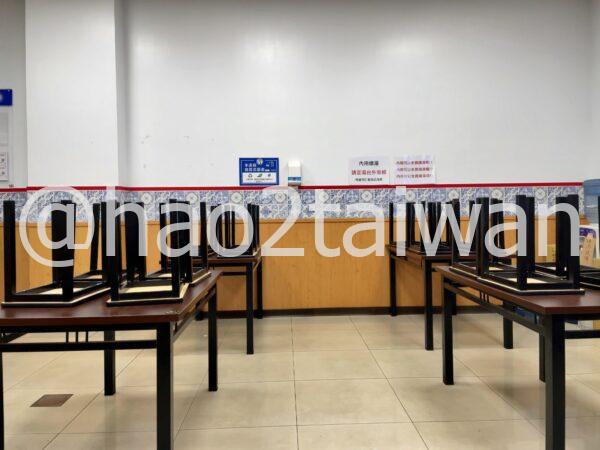 鴨董当帰鴨 和平店の明るく清潔な店内とテーブル席の様子