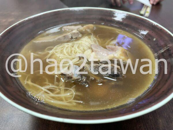 澄んだスープと湯気が立ち上る當歸鴨肉麵線の丼