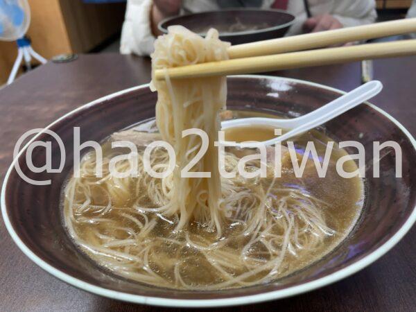 當歸鴨肉麵線の細い麵線とスープを持ち上げた箸のアップ