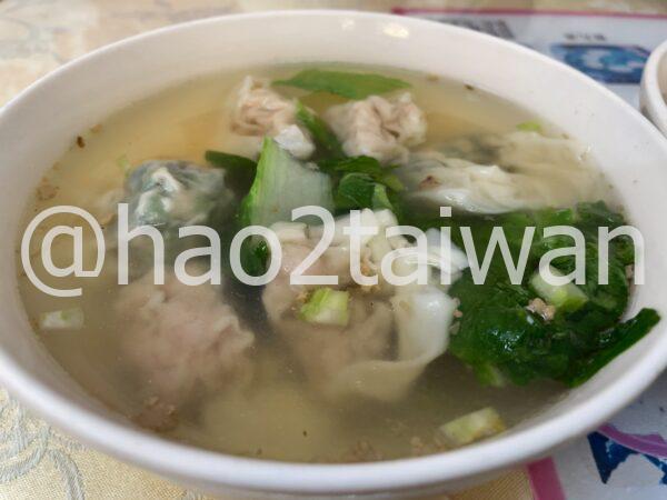 台中 玉口香扁食園の透明感のある扁食スープの写真