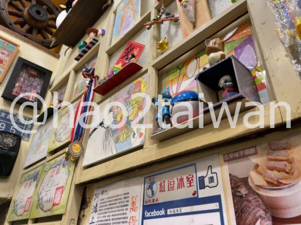 紅逗冰室 店内 高雄 前金区 レトロ雑貨 手書きメニュー かき氷屋