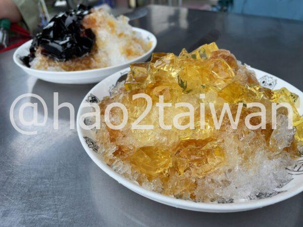 玉里冰城（花蓮・玉里）の台湾かき氷を食べ比べ｜仙草冰と愛玉冰を注文したテーブル写真