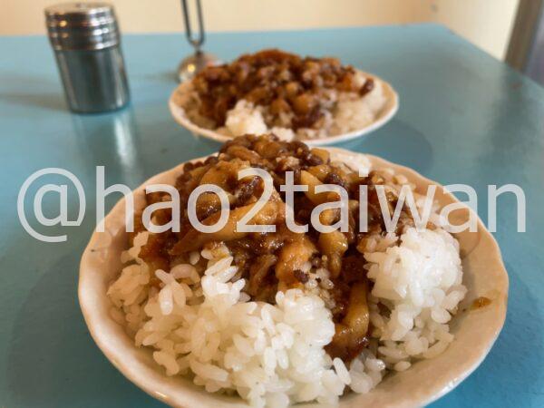 滷肉飯が2杯並ぶ色艶ショット。煮汁のかかり具合がちょうど良く、日常會吃的味道感が強い